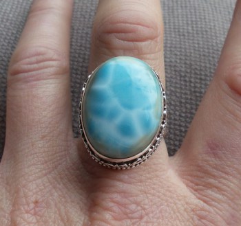 Zilveren ring met ovale Larimar gezet in bewerkte setting 18.5 m